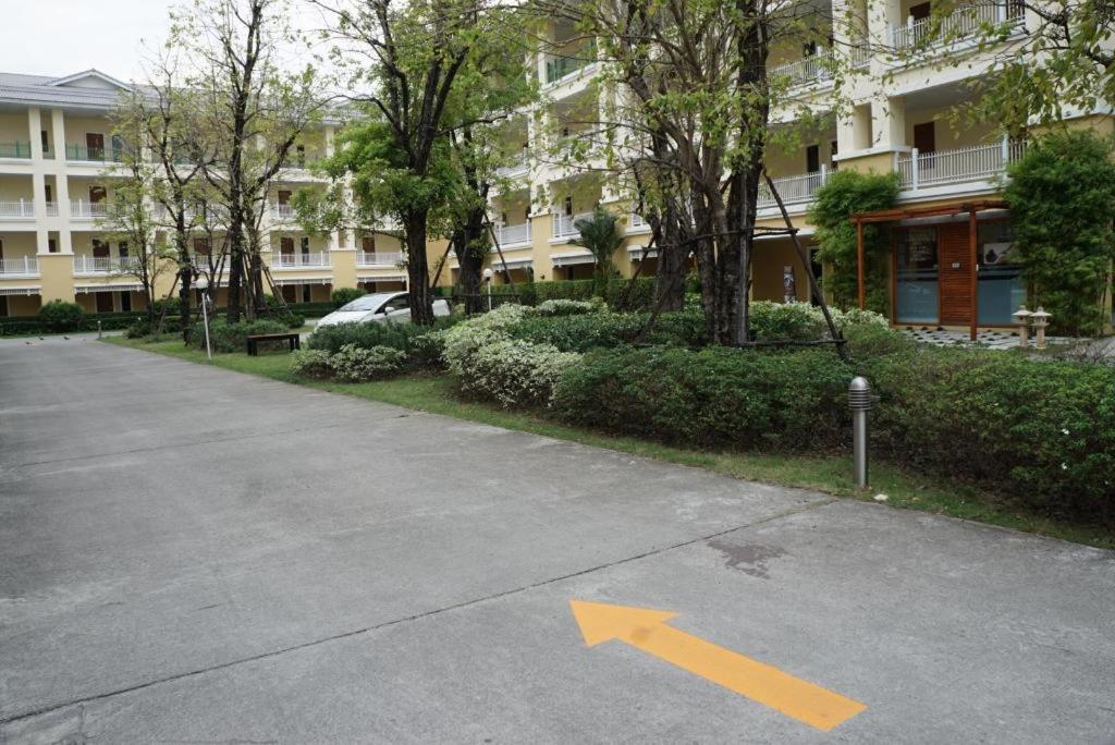 The One Residence Hotel Bangkok Exterior foto
