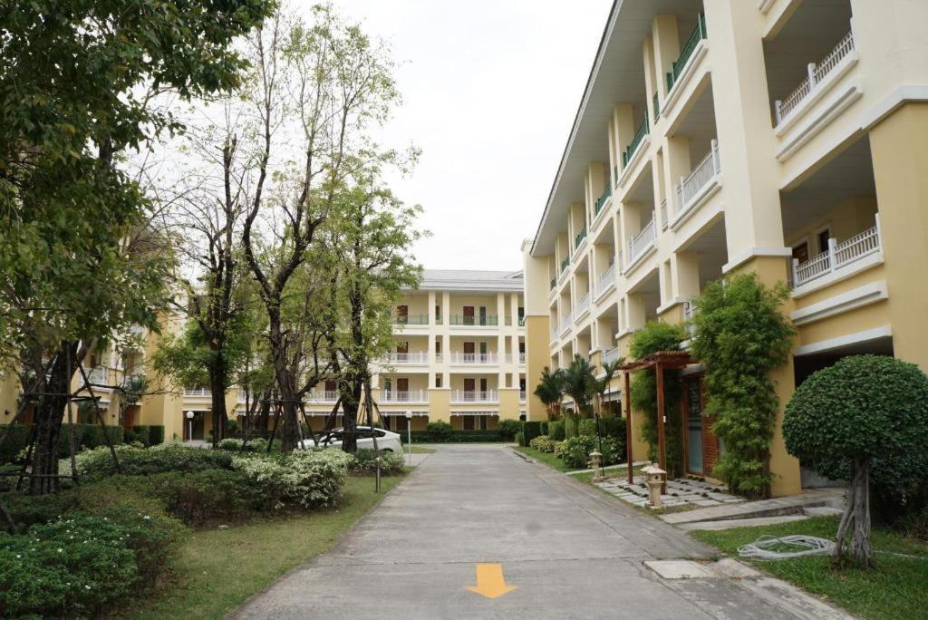 The One Residence Hotel Bangkok Exterior foto
