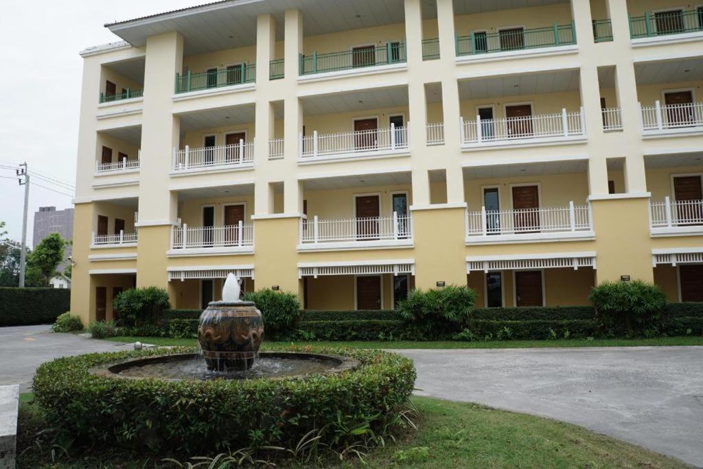 The One Residence Hotel Bangkok Exterior foto
